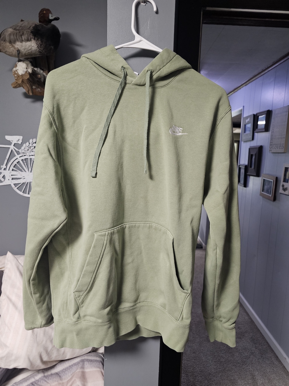 Nike Men’s Light Sage Green Pullover Hoodie Small-tall